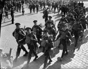 Coldstream Guards, British Expeditionary Force landing at Cherbourg, France, Sept.-Oct. 1939. (Imperial War Museum)