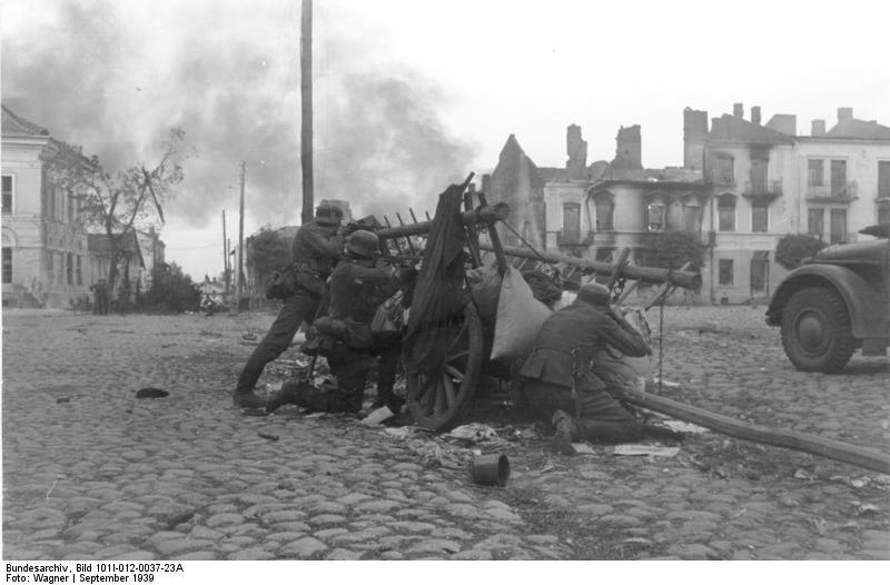 German troops in a Polish town, September 1939 (German Federal Archive, Bild 101I-012-0037-23A) 