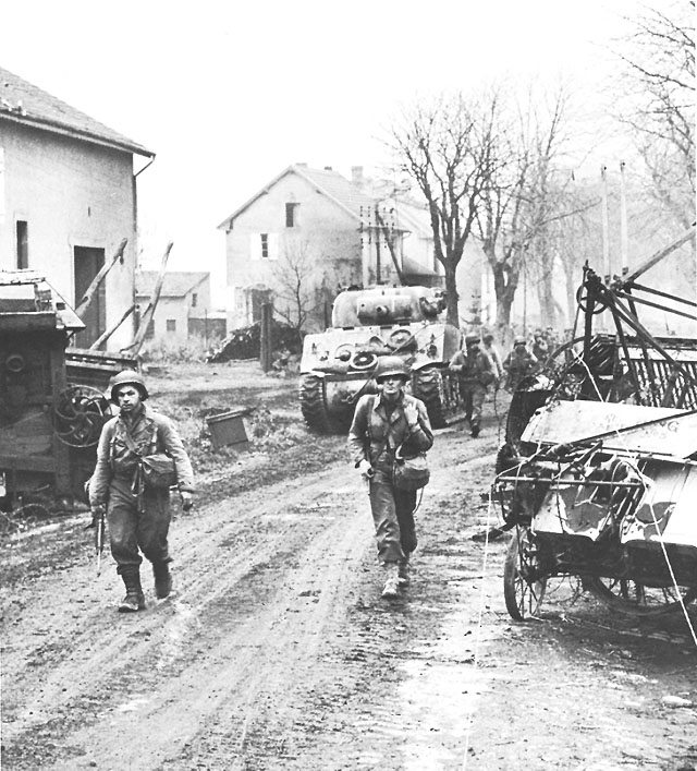 US Third Army entering Metz, France, Nov 1944 (US Army Center of Military History)