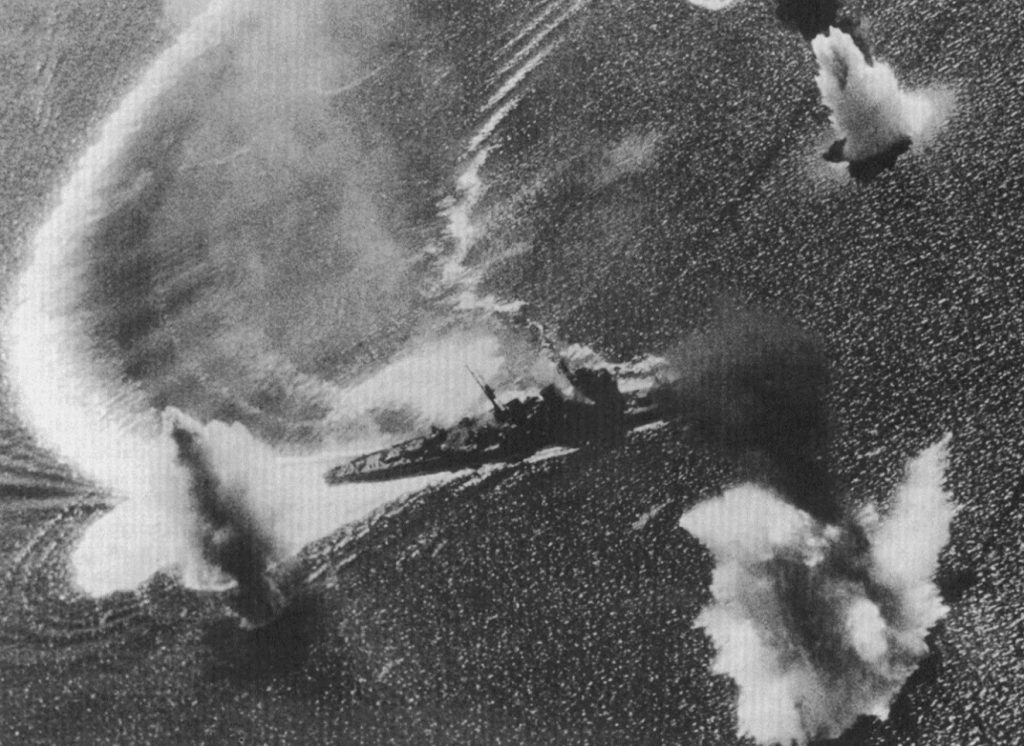 Japanese heavy cruiser Nachi under aerial attack, Manila Bay, Philippine Islands, 5 Nov 1944 (US National Archives: 80-G-287018)