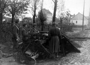 Hungarian troops man a 7.5 cm Pak 40 antitank gun in a Budapest suburb, Nov 1944 (German Federal Archive: Bild 146-1986-064-15)