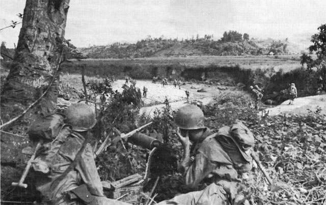Men of the US 77th Infantry Division man heavy machine guns cover the Antilao River at Ormoc, Leyte, Dec 1944 (US Army photo) 