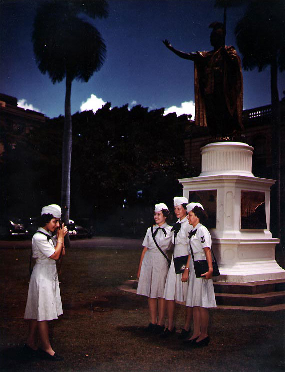 WAVES Yeoman 3rd Class Margaret Jean Fusco photographing friends by King Kamehameha's statue in Honolulu, US Territory of Hawaii, spring 1945 (US National Archives: 80-G-K-5568)