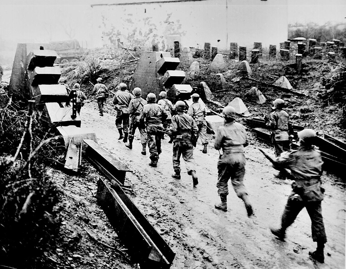 US troops crossing the Siegfried Line in Germany, Feb 1945 (US National Archives: 208-YE-193)