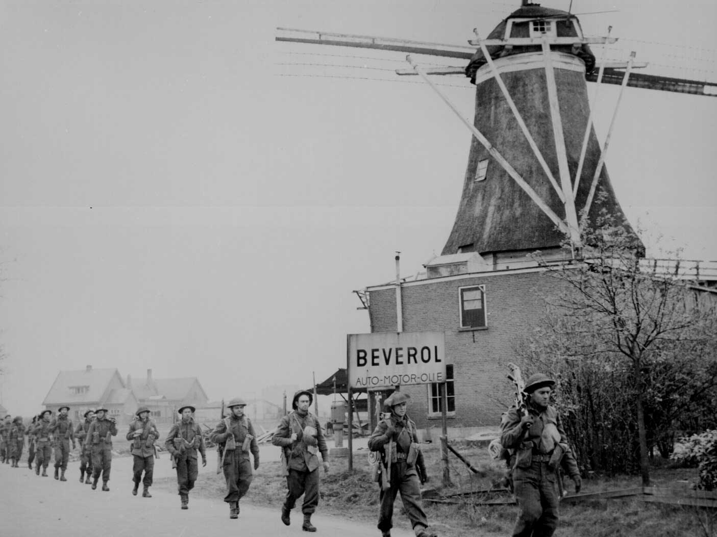 Canadian Infantry of the Regiment de Maisonneuve, moving through Holten, the Netherlands, 9 Apr 1945 (US National Archives: 306-NT-1334B-11) 