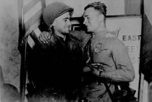 US soldier 2nd Lt. William Robertson and Soviet soldier Lt. Alexander Sylvashko met near Torgau, Germany, 25 Apr 1945 (US National Archives: 111-SC-205228)