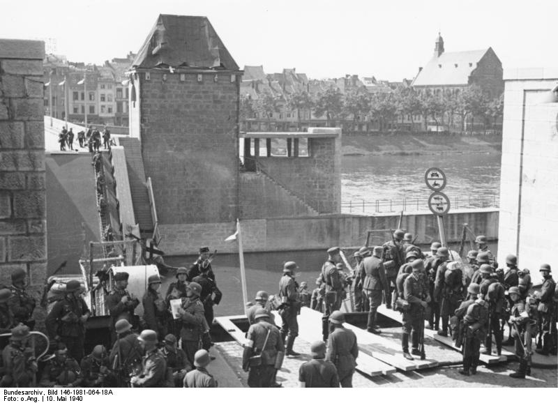 German troops waiting to cross the River Maas in Maastricht, the Netherands, 10 May 1940 (German Federal Archive: Bild 146-1981-064-18A)