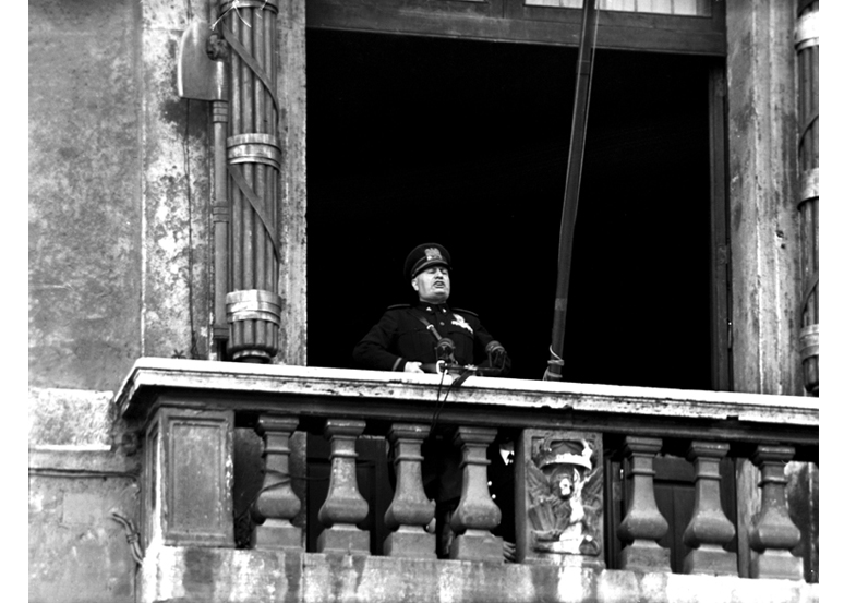Italian leader Benito Mussolini declaring war on France, from the Palazzo Venezia Balcony in Rome, 10 June 1940 (public domain via Wikimedia Commons)