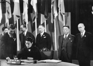 Wu Yifang signing the United Nations Charter, Herbst Theatre, San Francisco, California, 26 Jun 1945 (public domain, Republic of China Ministry of the National Defense)