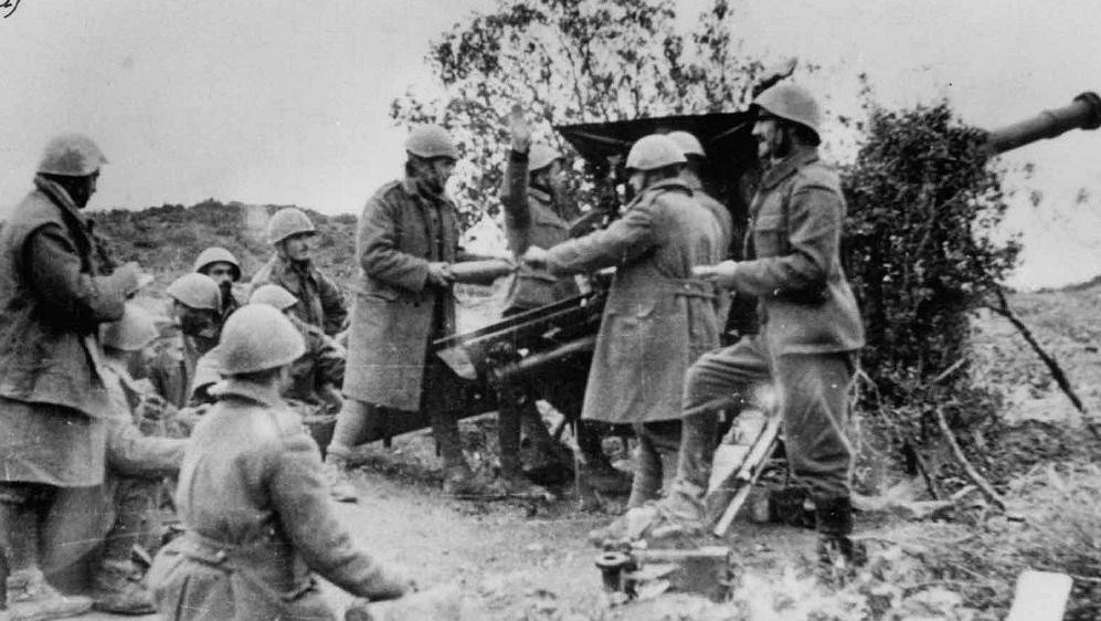 Greek field gun during Battle of Morava-Ivan, southern Albania, 14-23 Nov 1940 (public domain via Wikipedia)