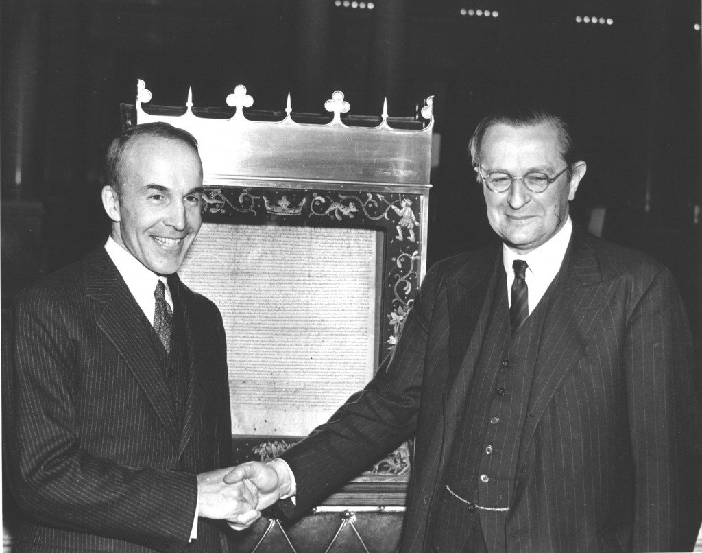Head of the Library of Congress Archibald MacLeish and British Ambassador Lord Lothian posing in front of the Magna Carta, Washington, DC, 28 Nov 1939 (Library of Congress)