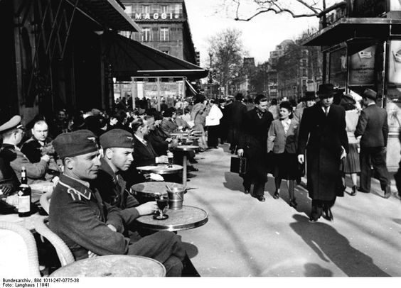 German Luftwaffe officers at café on Boulevard Saint-Germain, Paris, 1941 (German Federal Archive: Bild 101I-247-0775-38 / Langhaus / CC-BY-SA 3.0)