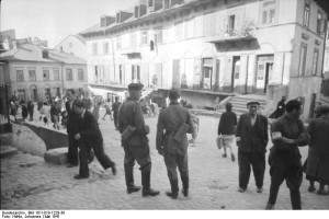 German soldiers in the Lublin Ghetto, May 1941 (German Federal Archive: Bild 101I-019-1229-30)