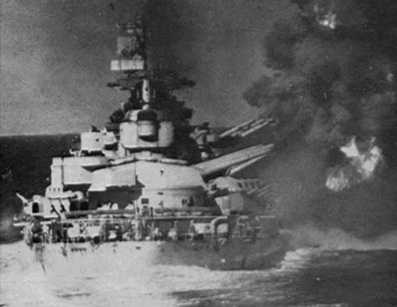 Italian battleship Vittorio Veneto firing during Battle of Cape Matapan near Gavdos, Greece, 28 Mar 1941 (public domain, Ministero Della Difesa-Marina)