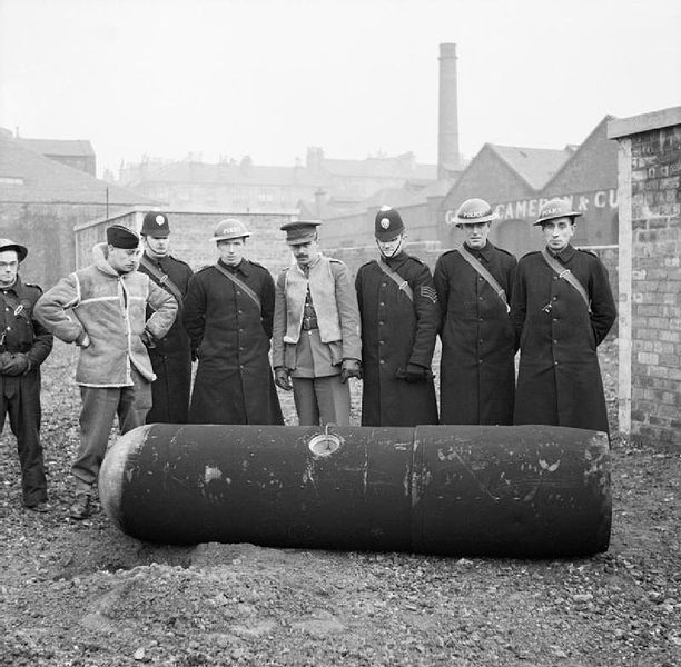 Police and Army bomb disposal officers with a defused German 1000kg ‘Luftmine’ (parachute mine) in Glasgow, 18 March 1941 (Imperial War Museum: H 8281)