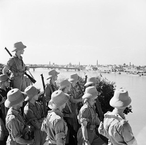 British troops looking at Baghdad, 11 June 1941 (Imperial War Museum E 3464)