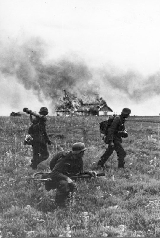 German soldiers (Flamethrower team) in the Soviet Union, June 1941 (German Federal Archives, Bild 146-1974-099-19)