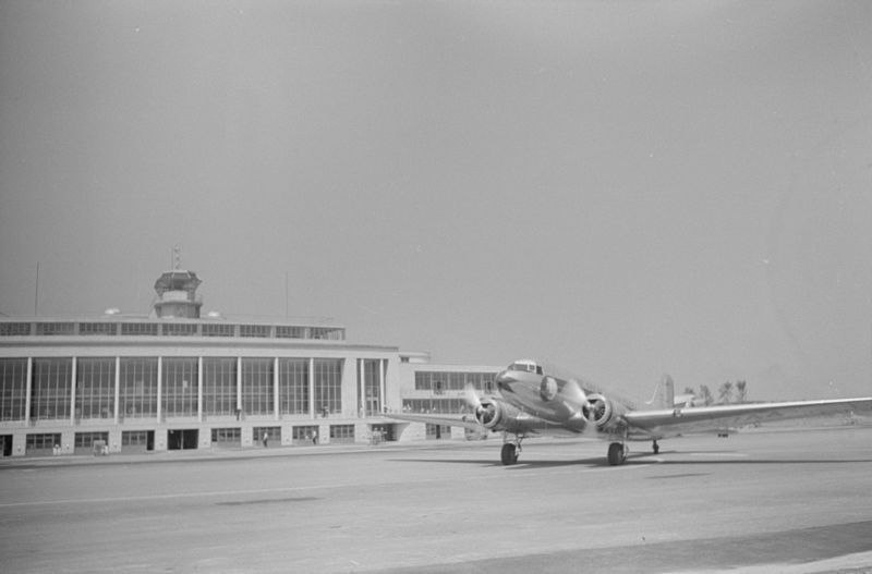 Douglas DC-3 of Eastern Air Lines taxiing at Washington National Airport, 1 July 1941 (Library of Congress: LC-DIG-fsa-8a36214)