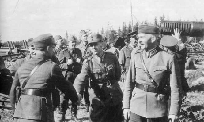 Finnish Lt. Gen. Lennart Oesch and his chief of staff Col. Valo Nihtilä inspecting Viipuri, Finland (now Vyborg, Russia), Aug-Sep 1941 (public domain via Finnish Wartime Photograph Archive)