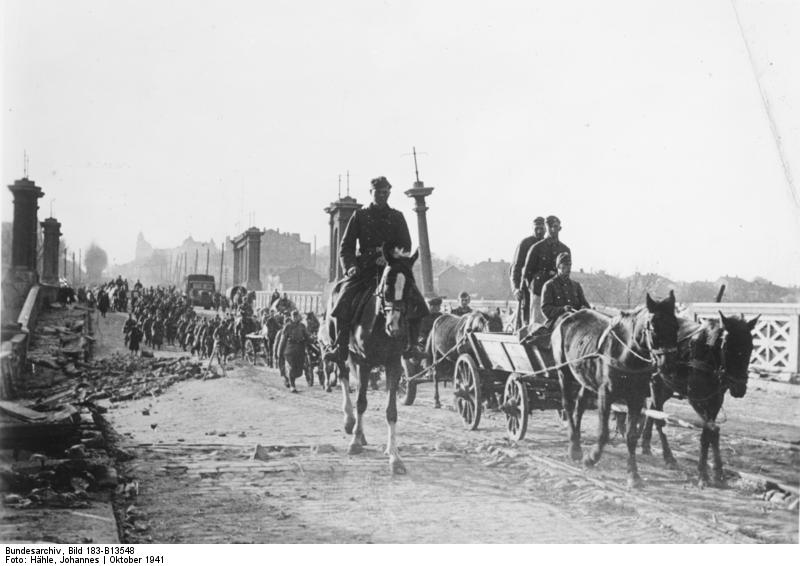 Germans entering Kharkov, Ukraine, late Oct 1941 (German Federal Archive, Bild 183-B13548)