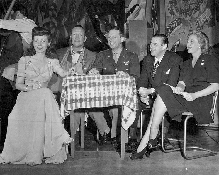 Connie Haines, Maxie Rosenbloom, Ben Lyon, Morton Downey and Joan Blondell at the Stage Door Canteen in New York, 20 August 1943 (public domain via Wide World Photos)