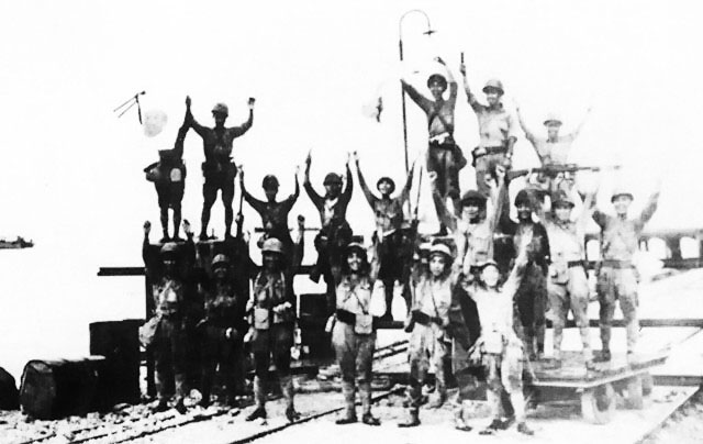 Men of Japanese 2nd Division celebrating landing at Merak, Java, 1 Mar 1942 (Sectie Militaire Geschiedenes Landmachstaf, public domain)
