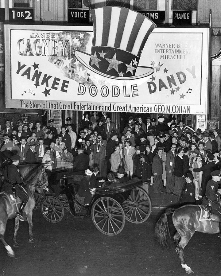 Premiere of Yankee Doodle Dandy at New York's Hollywood Theatre; New York governor Al Smith and his wife are in the horse-drawn carriage, 29 May 1942 (public domain via Wikipedia)