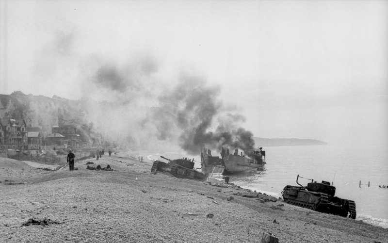 British & Canadian Churchill tanks and landing craft burning on the Dieppe beach, France, 19 Aug 1942 (German Federal Archives: Bild 101I-291-1229-17A)