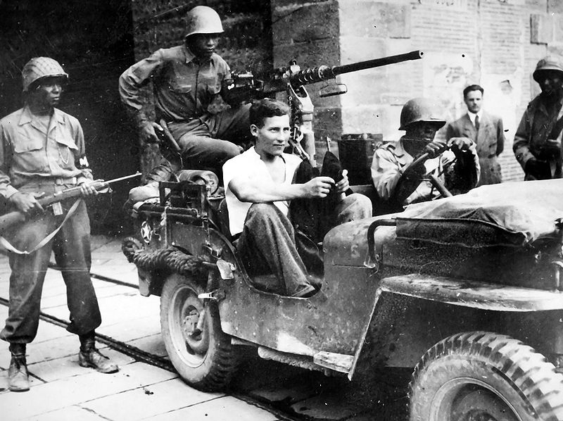 Soldiers of US 92nd Infantry Division with German prisoner captured in civilian clothes, Lucca, Italy, September 1944 (US National Archives: 535566)