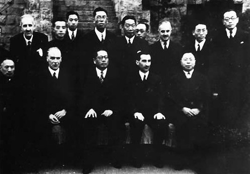 Chinese and British officials after the signing of the Sino-British Treaty for Relinquishment of Extra-Territorial Rights in China, Chongqing, China, 11 Jan 1943 (public domain via WW2 Database) 