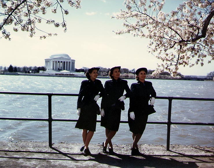 WAVES personnel at the Jefferson Memorial, Washington, D.C., 1943-1945 (US National Archives: 80-G-K-13755)