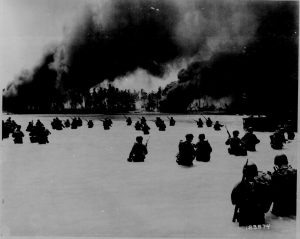 US 165th Infantry lands at Butaritari, Makin Atoll, Gilbert Islands, 20 Nov 1943 (US National Archives)