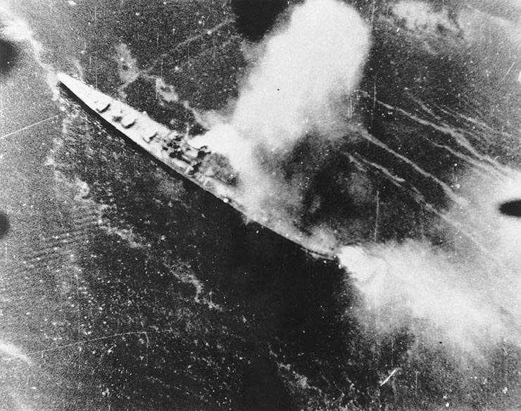 Japanese destroyer Chikuma being bombed by an aircraft from USS Saratoga, 5 Nov 1943 (US National Archives)