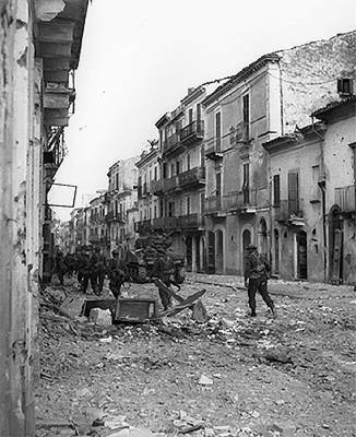 Canadian troops in Ortona, Italy, December 1943 (National Archives of Canada)