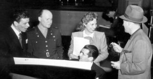 Frank Sinatra, Maj. Mann Holiner, Dinah Shore and Bing Crosby on Command Performance, Armed Forces Radio, CBS Studio, Hollywood, CA, 1944 (public domain via US Armed Forces Radio Service)