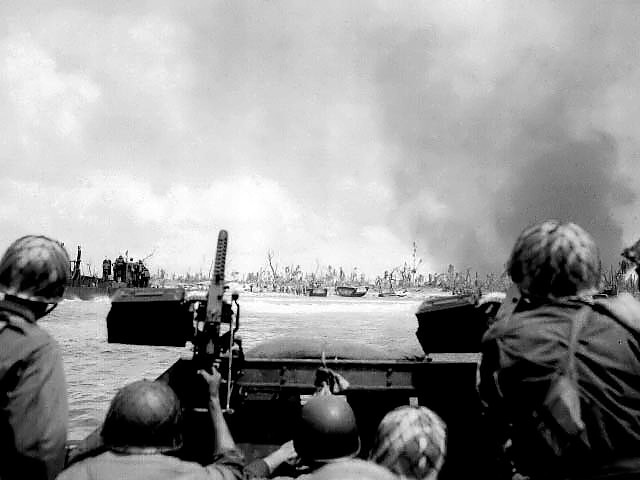 US Army troops land at Kwajalein, Marshall Islands, 31 Jan 1944 (US National Archives)