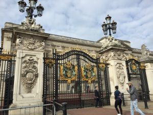 Gate at Buckingham Palace, September 2017 (Photo: Sarah Sundin)