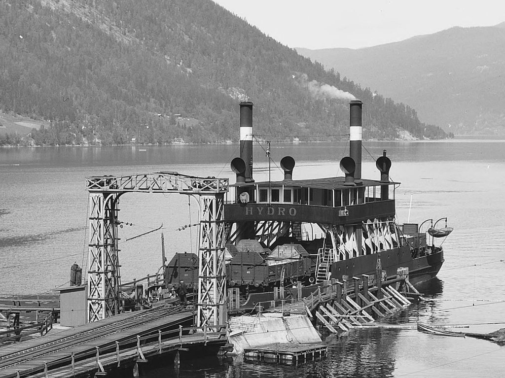 D/F Hydro railway ferry at Mæl, Norway, 1925 (public domain via Anders Beer Wilse/Norwegian Museum of Cultural History)