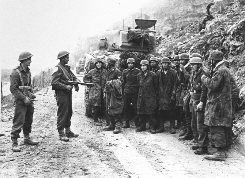 New Zealand troops guard German POWs at Cassino, Italy, March 1944 (German Federal Archive: Bild 146-1975-014-31)