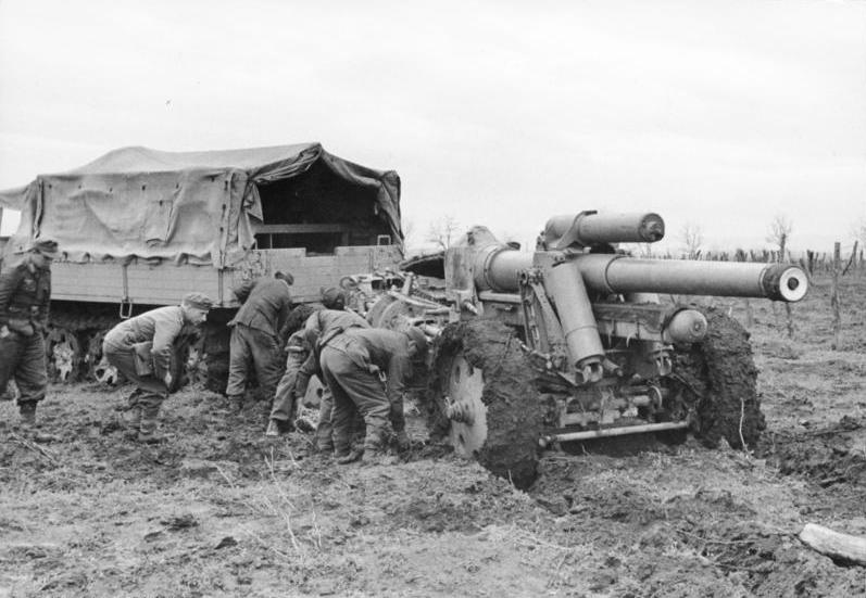 Raupenschlepper Ost prime mover attempts to tow a 150-mm heavy field howitzer sFH 18 in spring mud in Kamenets-Podolsky pocket in Ukraine, March 1944 (German Federal Archive: Bild 101I-023-3496-29)