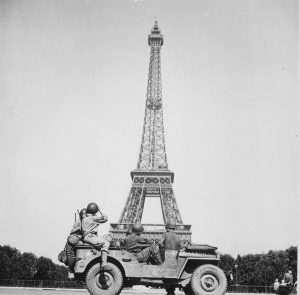 Members of US 4th Infantry Division sightseeing in Paris, France, Aug 25, 1944 (US Army photo)