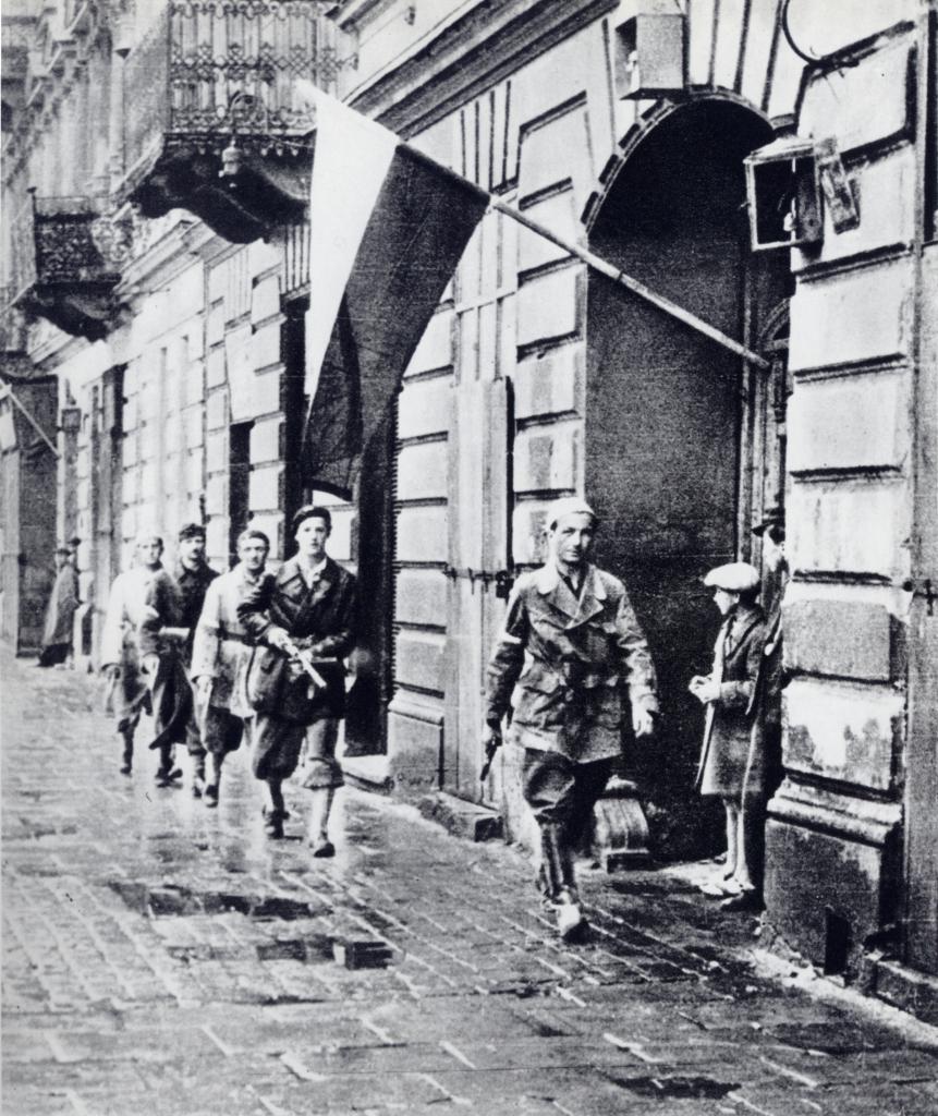 Polish insurgent fighter Lt. Stanislaw Jankowski and his men right before the start of the Warsaw Uprising, Warsaw, Poland, 1 Aug 1944 (public domain via WW2 Database)