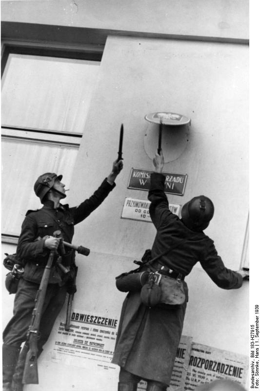 German troops removing the Polish emblem from the wall of a post office in Danzig, 1 Sep 1939 (German Federal Archive, Bild 183-H27915, Photographer: Hans Sönnke) 