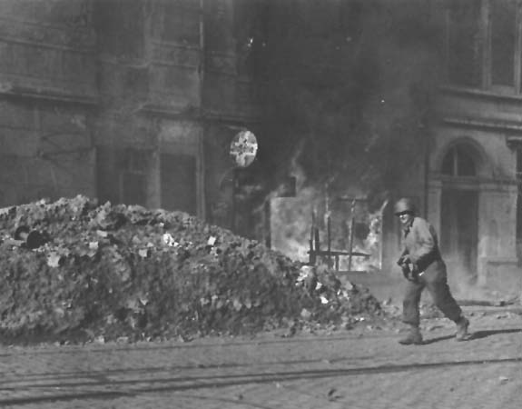 US rifleman in Aachen, 1944 (US Army Center of Military History)