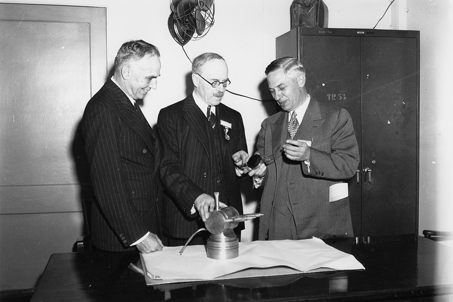 British physicist Henry Thomas Tizard (center), head of the Tizard Mission, meeting with scientists at Massachusetts Institute of Technology, 1940 (Photo: MIT Museum)