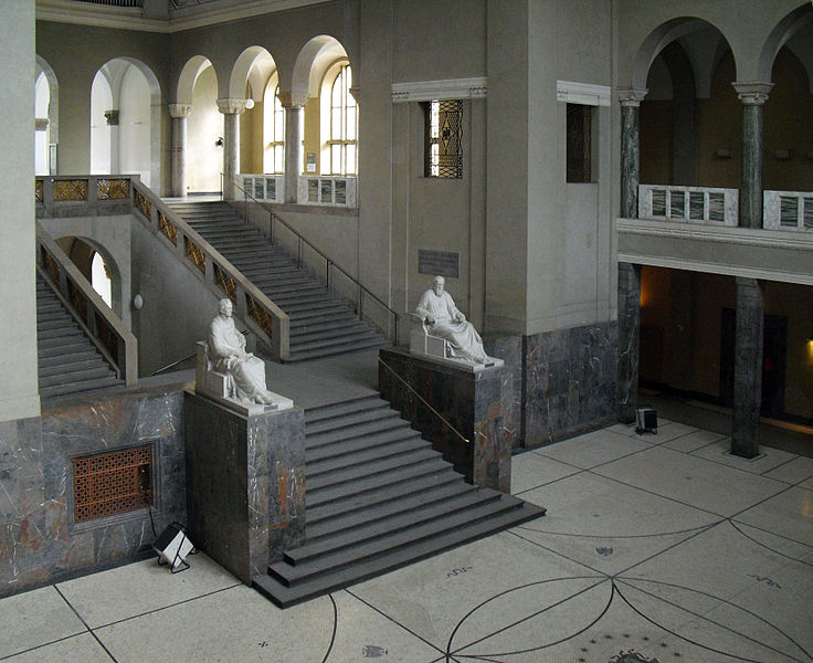 Atrium in the University of Munich (Photo via Wikimedia Commons, author: Kt80, March 2010)